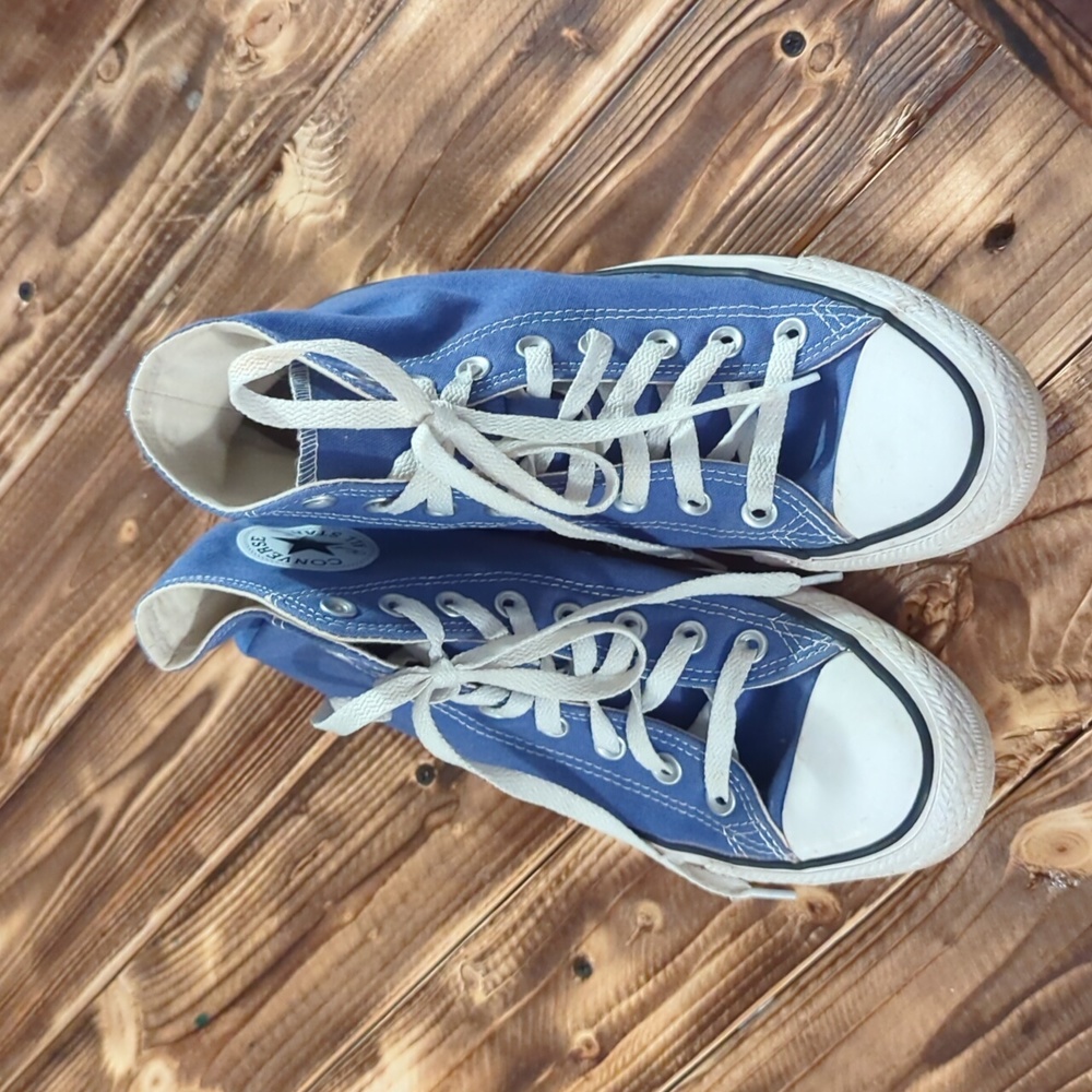 Women's converse sneakers size 9.